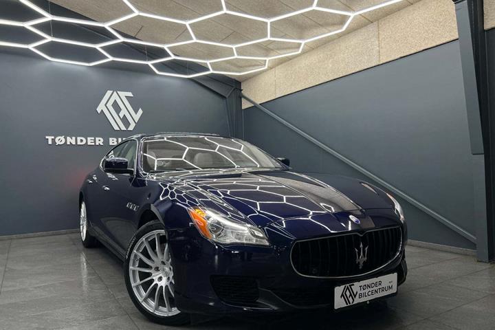 Blå Maserati Quattroporte fra 2015 set udefra