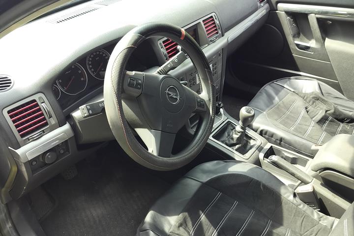 Sort Opel Vectra fra 2006