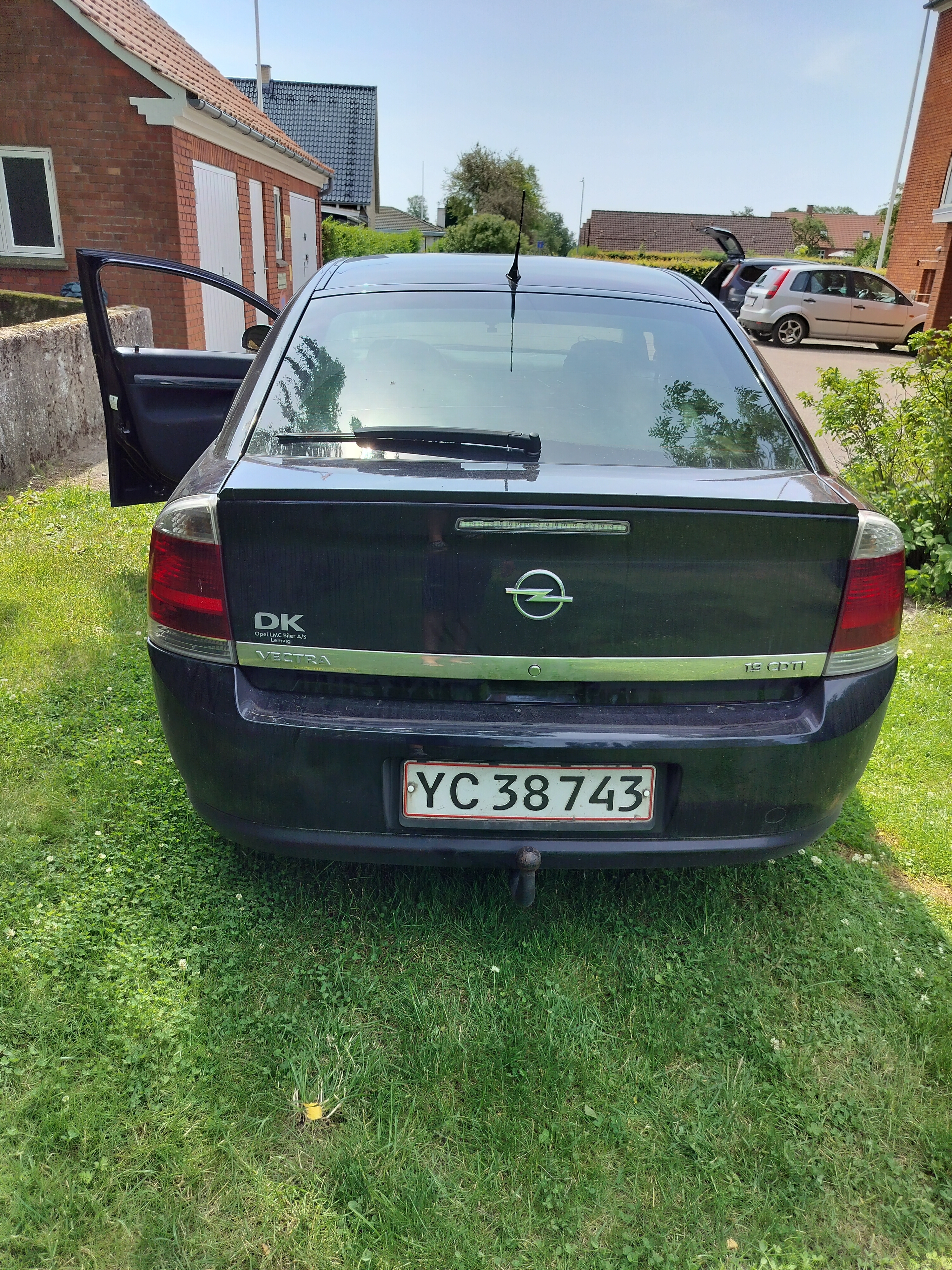 Sort Opel Vectra fra 2006