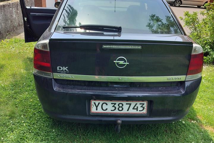 Sort Opel Vectra fra 2006