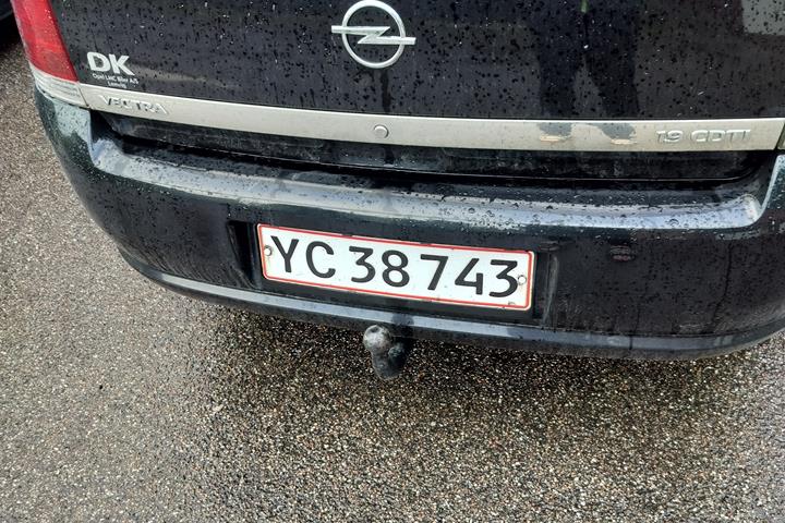 Sort Opel Vectra fra 2006