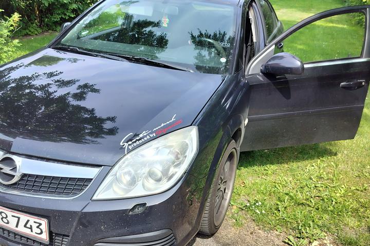 Sort Opel Vectra fra 2006