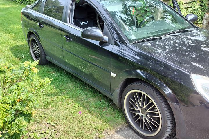 Sort Opel Vectra fra 2006