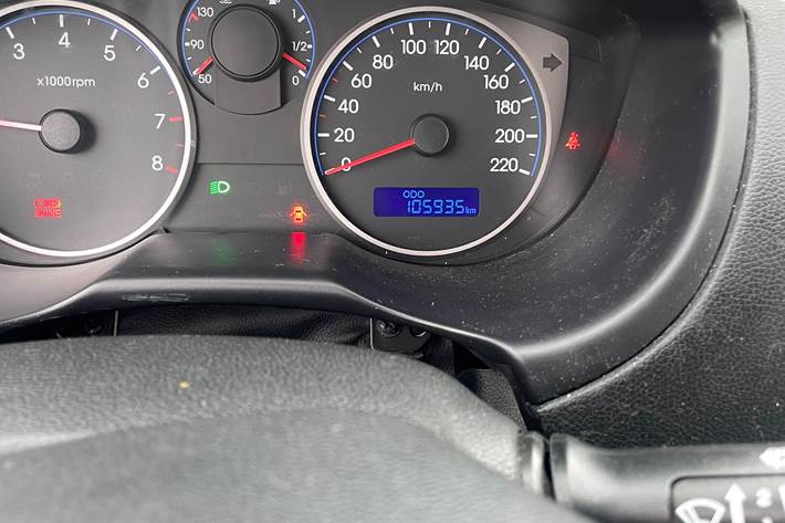 Grå Hyundai i20 fra 2011