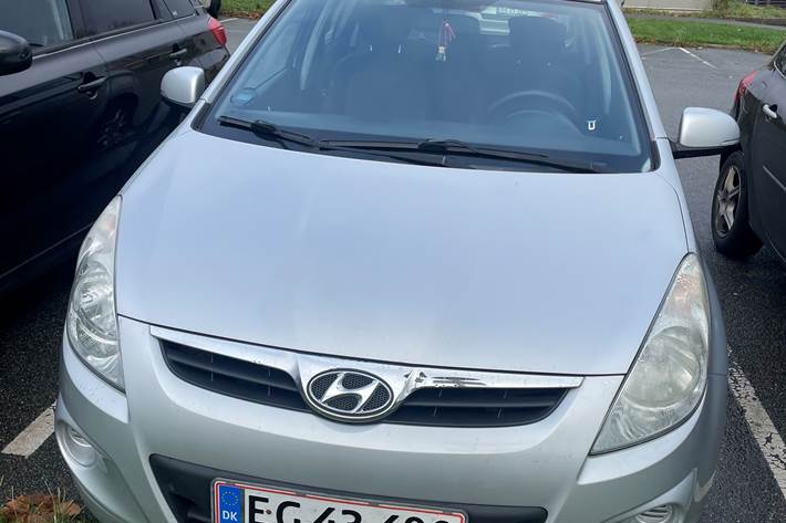 Grå Hyundai i20 fra 2011
