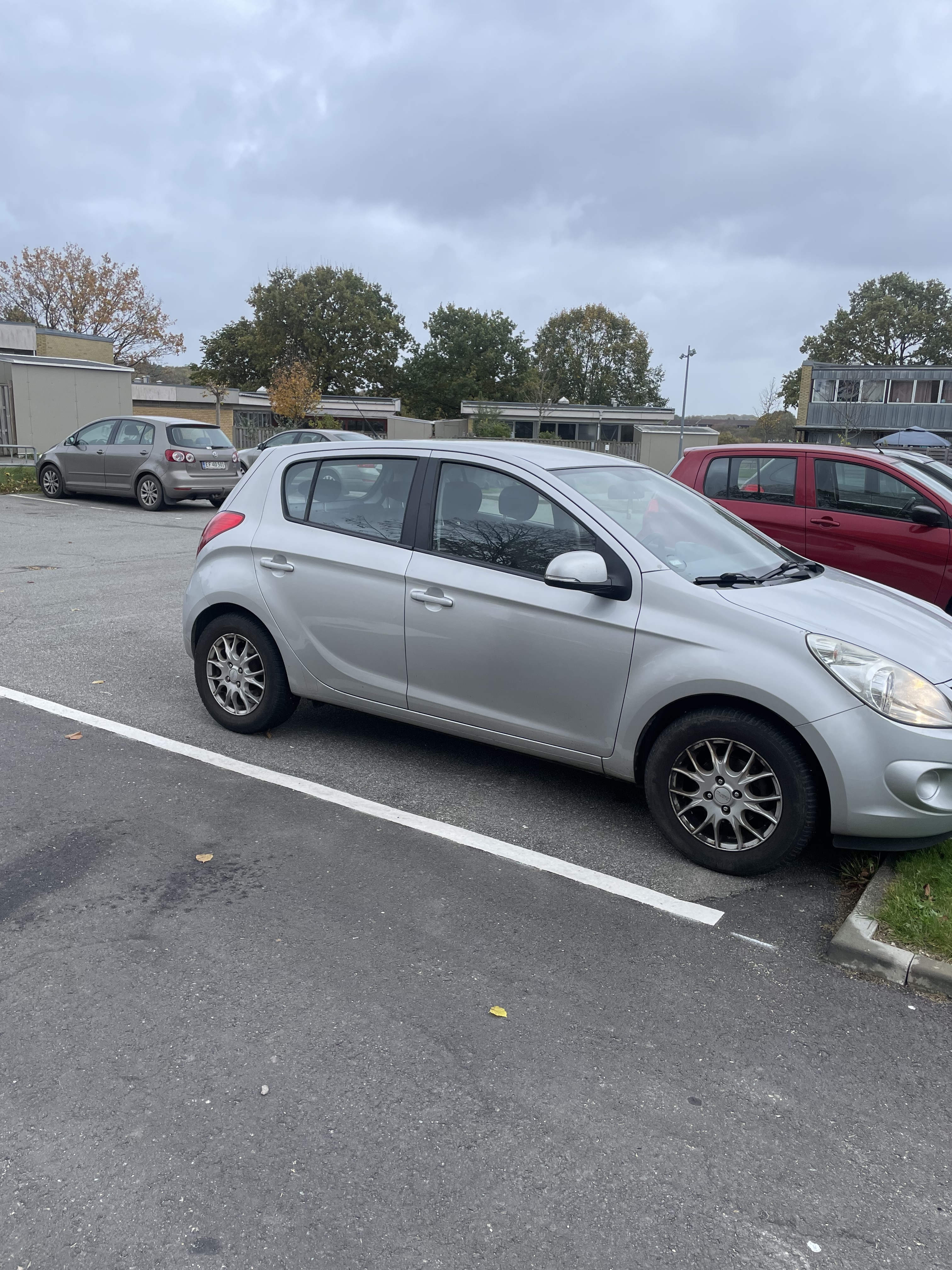 Grå Hyundai i20 fra 2011