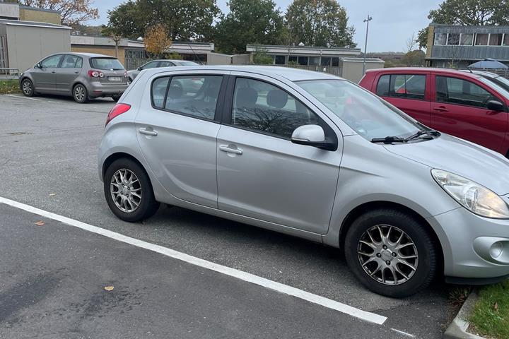 Grå Hyundai i20 fra 2011