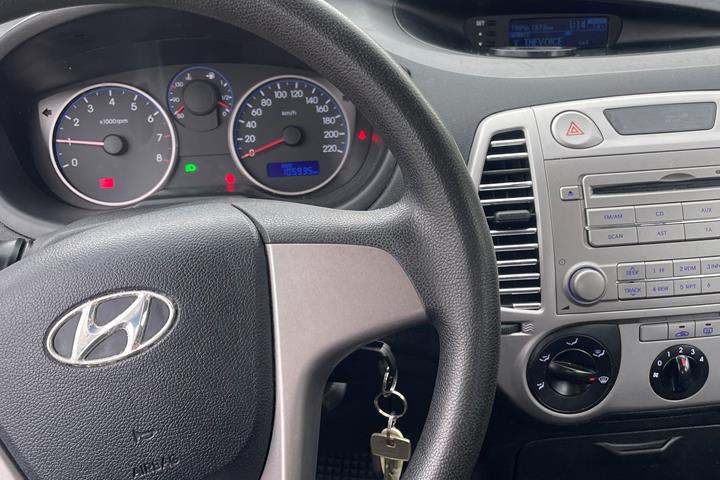 Grå Hyundai i20 fra 2011