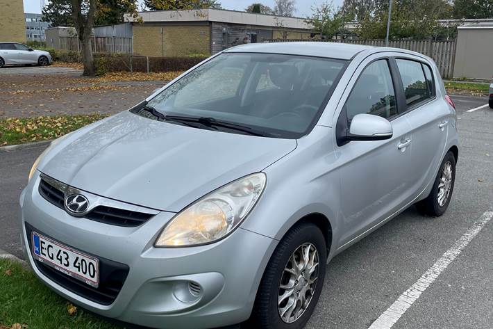 Grå Hyundai i20 fra 2011