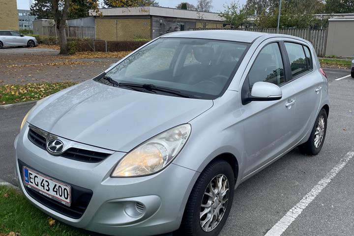 Grå Hyundai i20 fra 2011