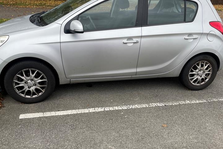 Grå Hyundai i20 fra 2011