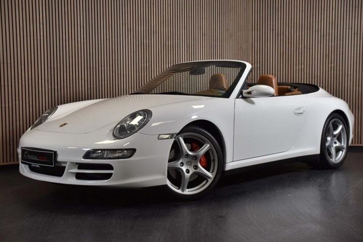 Hvid Porsche 911 Carrera 4S fra 2007 set udefra
