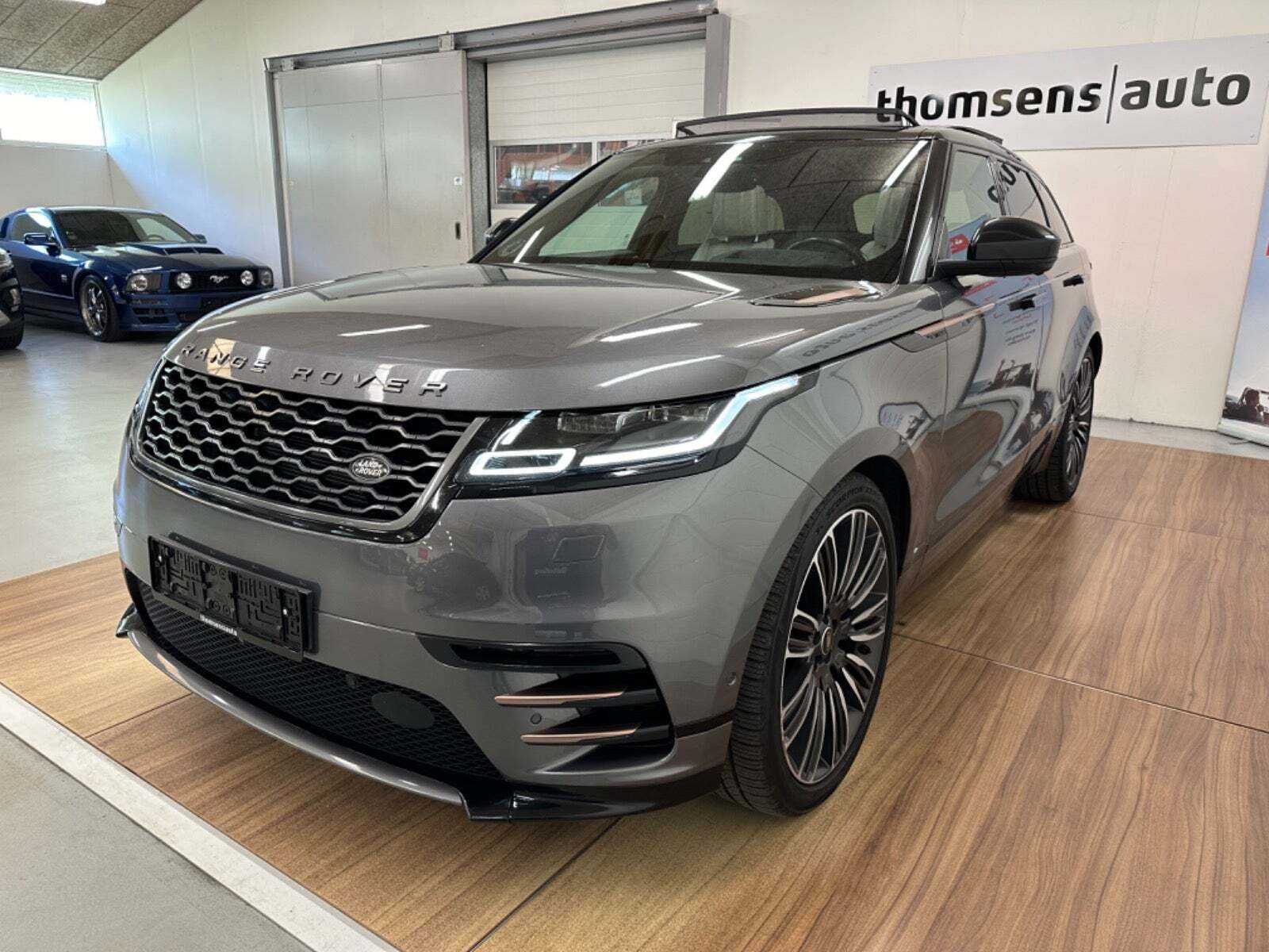 Grå Land Rover Range Rover Velar fra 2018 set udefra
