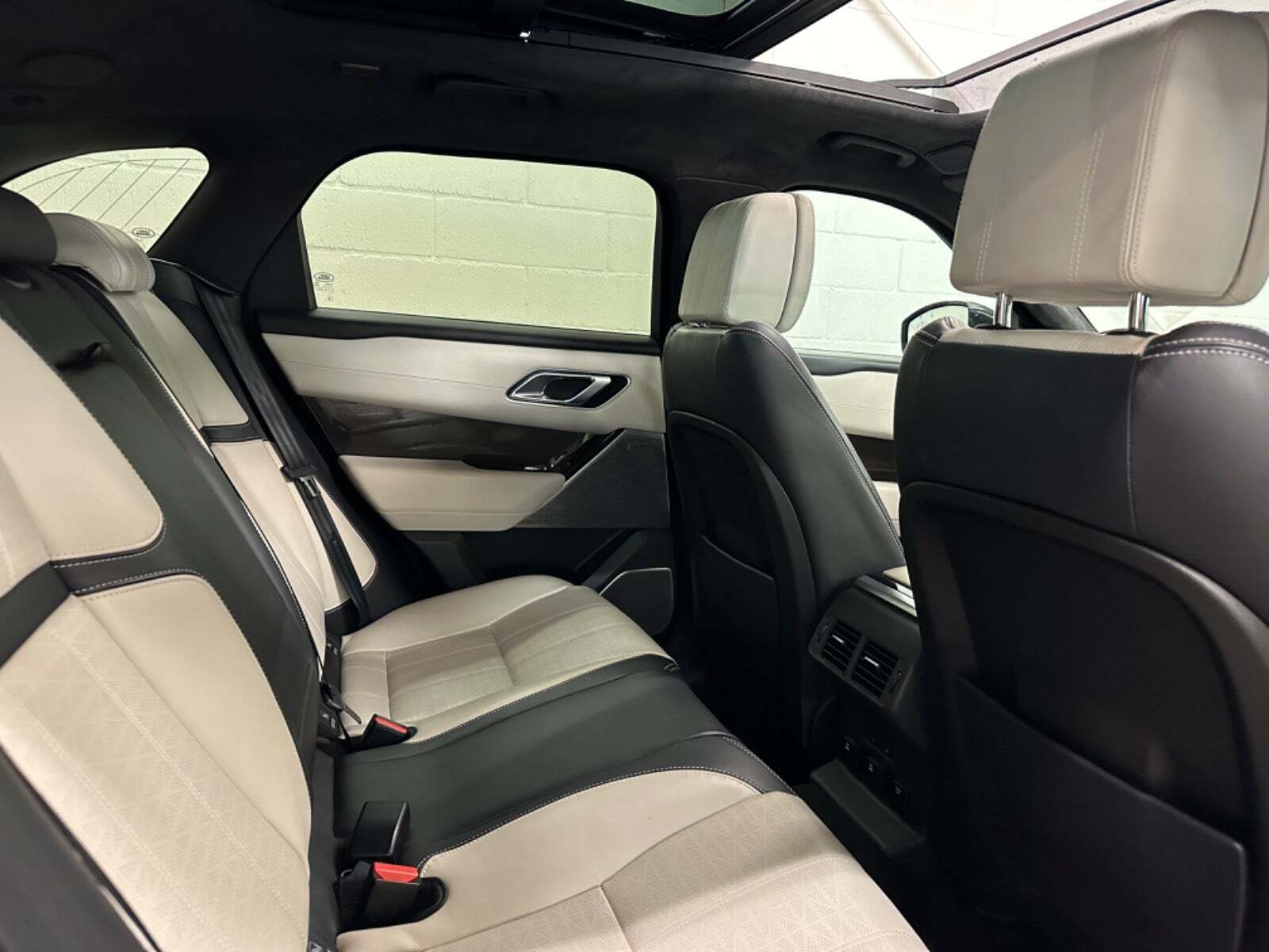 Grå Land Rover Range Rover Velar fra 2018 set indefra