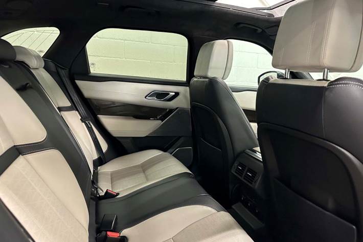 Grå Land Rover Range Rover Velar fra 2018 set indefra