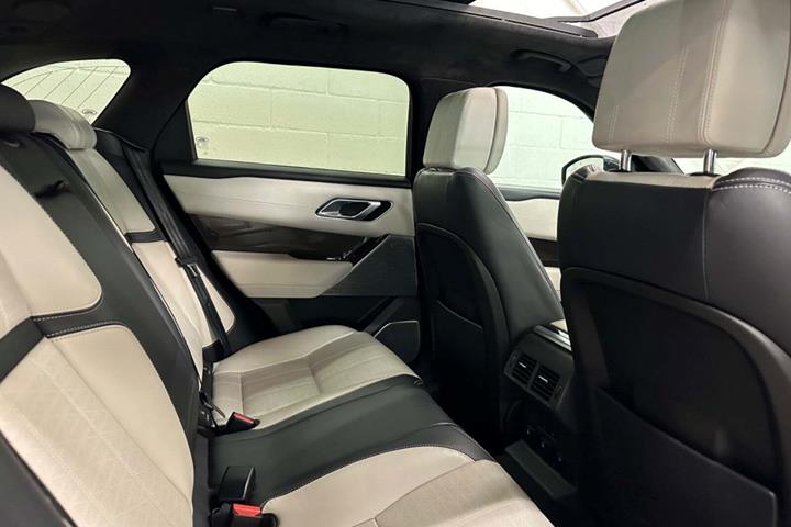 Grå Land Rover Range Rover Velar fra 2018 set indefra