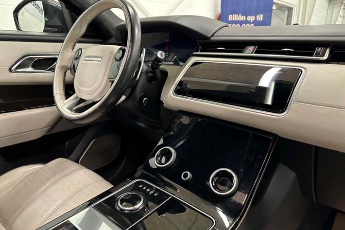 Grå Land Rover Range Rover Velar fra 2018 set indefra