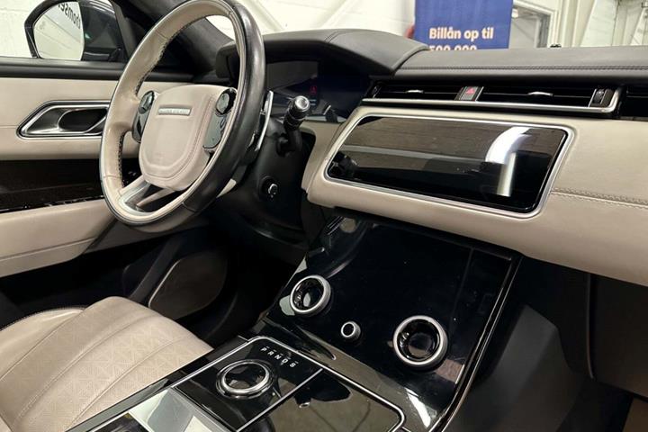 Grå Land Rover Range Rover Velar fra 2018 set indefra