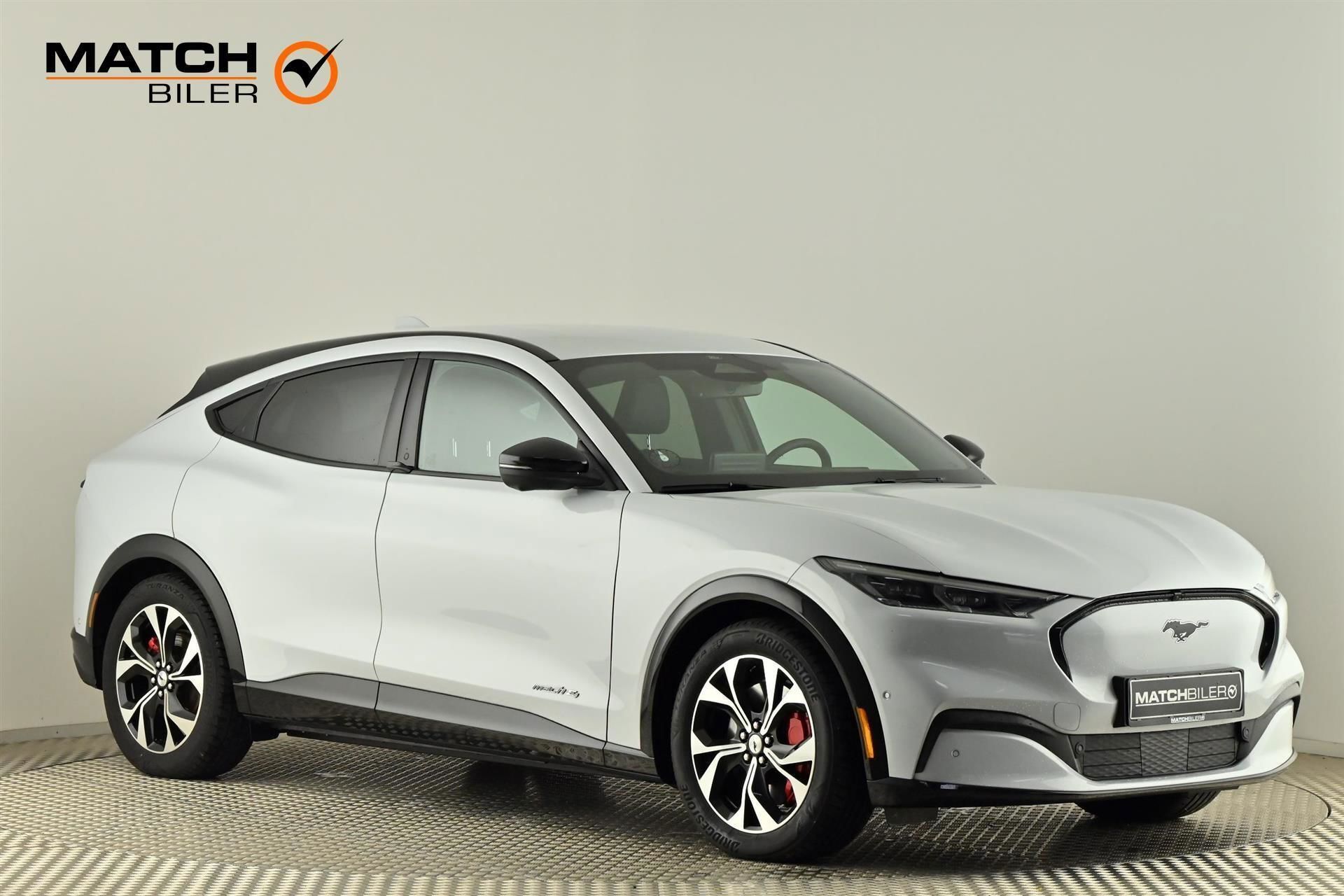 Hvid Ford Mustang Mach-E fra 2023 set udefra