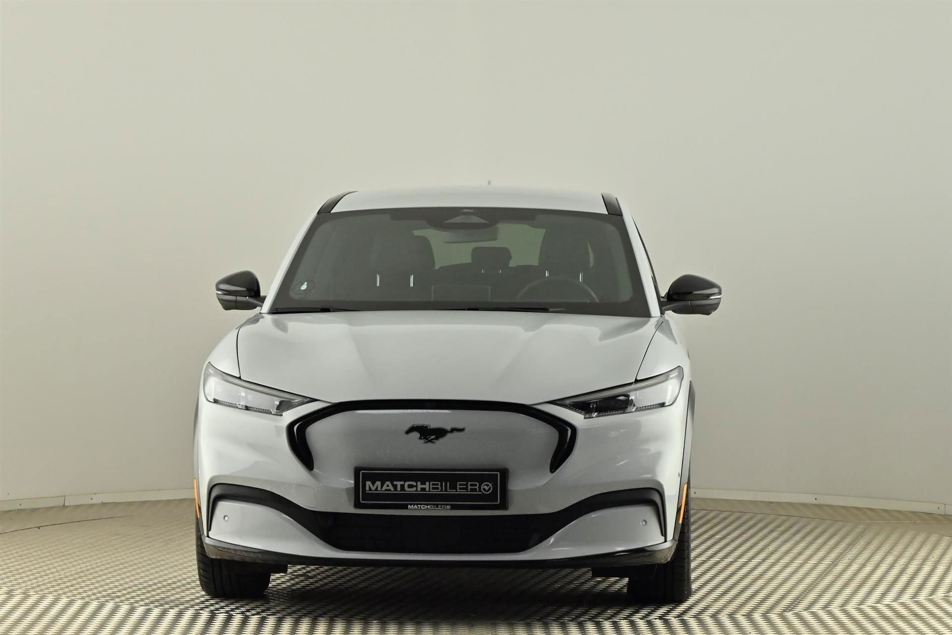 Hvid Ford Mustang Mach-E fra 2023