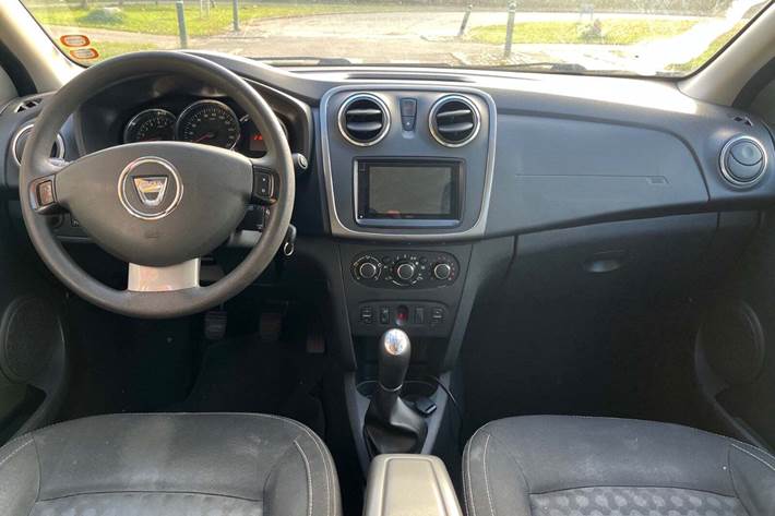 undefined Dacia Logan fra 2014 set indefra