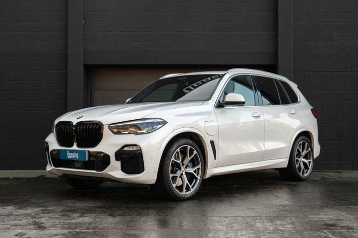 Hvid BMW X5 fra 2019 set udefra