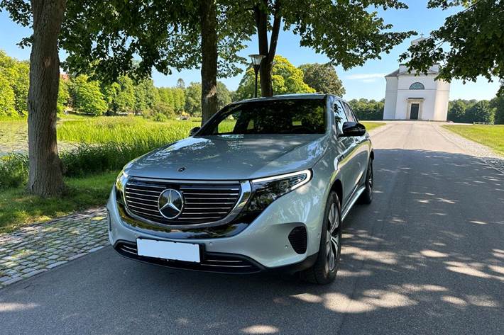 Sølv Mercedes EQC400 fra 2022 set udefra