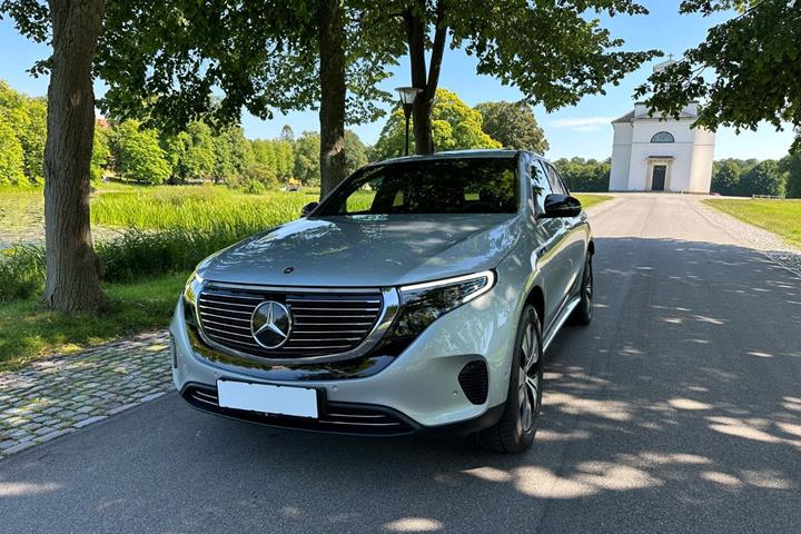 Sølv Mercedes EQC400 fra 2022 set udefra