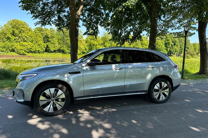 Sølv Mercedes EQC400 fra 2022