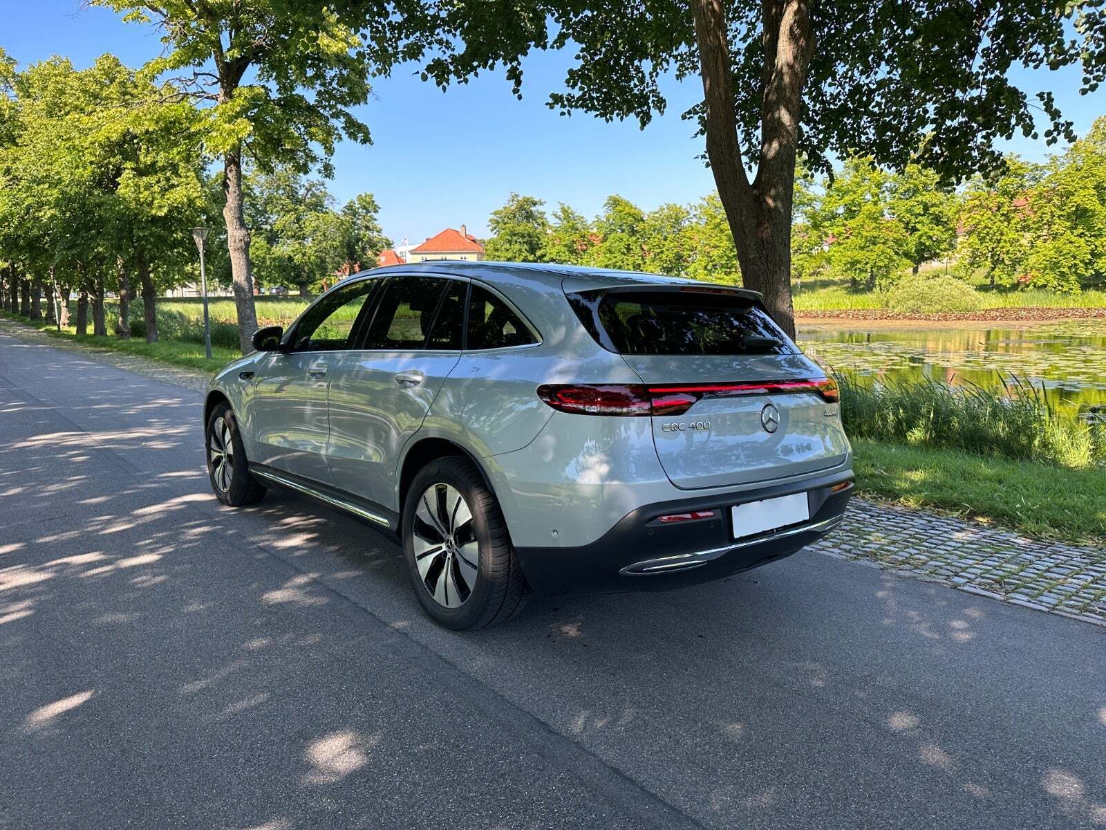 Sølv Mercedes EQC400 fra 2022