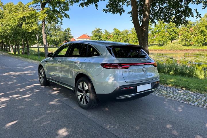 Sølv Mercedes EQC400 fra 2022