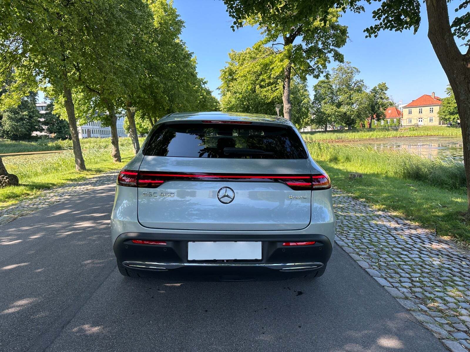 Sølv Mercedes EQC400 fra 2022