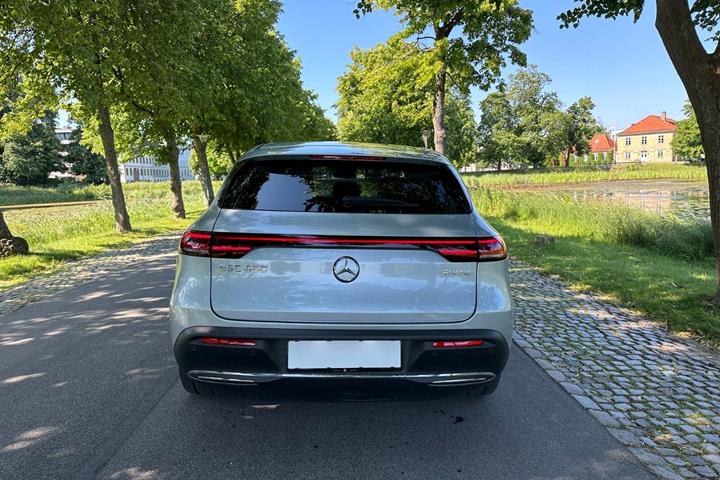 Sølv Mercedes EQC400 fra 2022