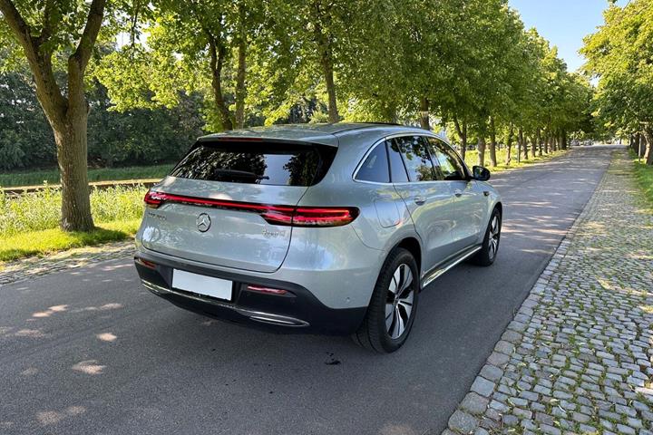 Sølv Mercedes EQC400 fra 2022