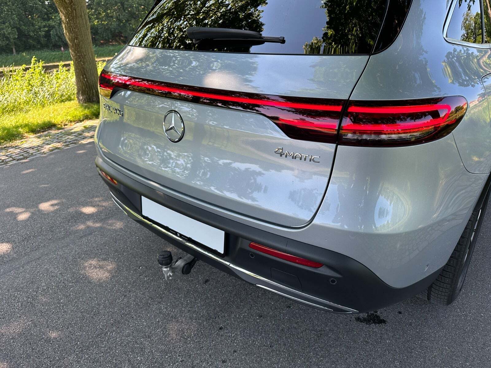 Sølv Mercedes EQC400 fra 2022