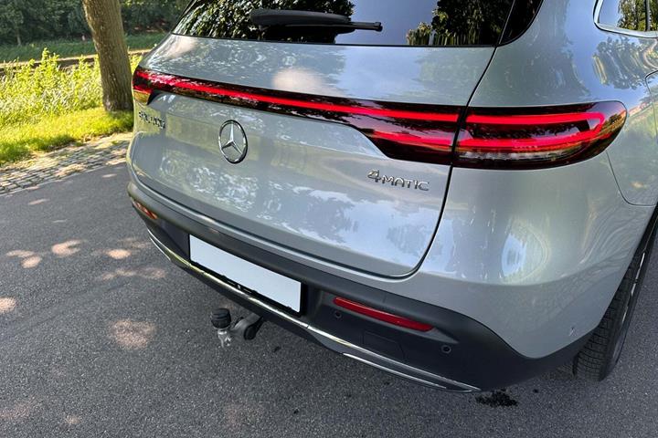 Sølv Mercedes EQC400 fra 2022