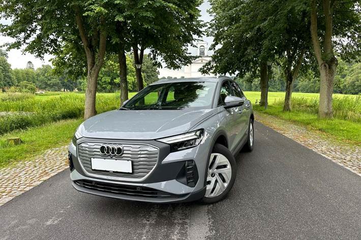 Grå Audi Q4 e-tron fra 2022 set udefra