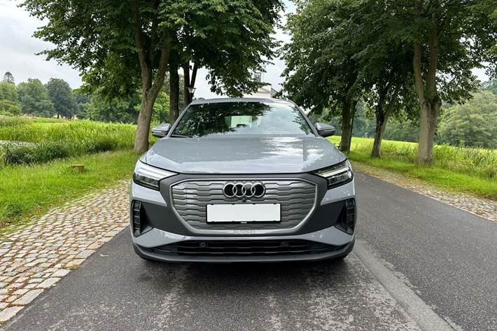 Grå Audi Q4 e-tron fra 2022