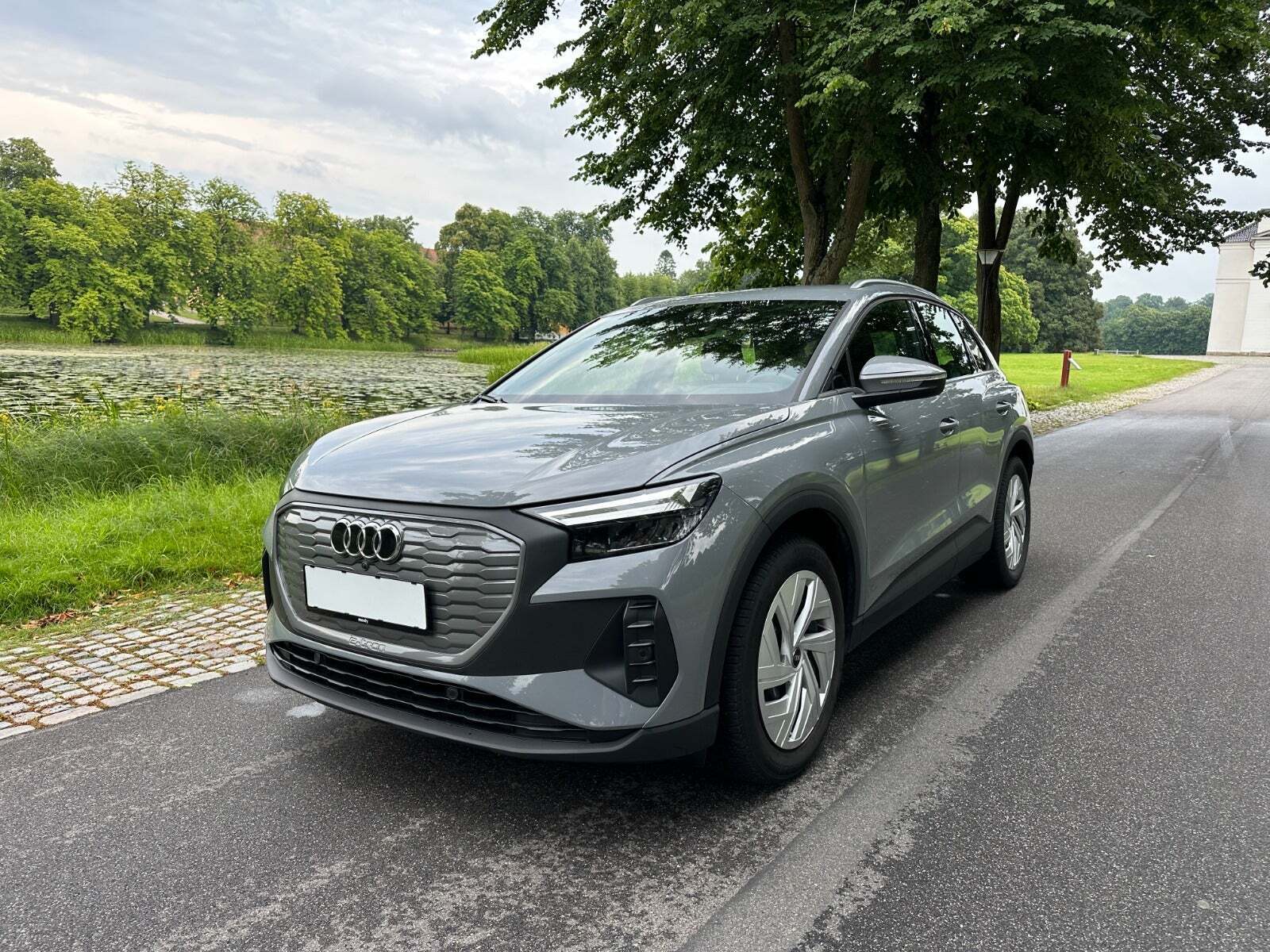 Grå Audi Q4 e-tron fra 2022