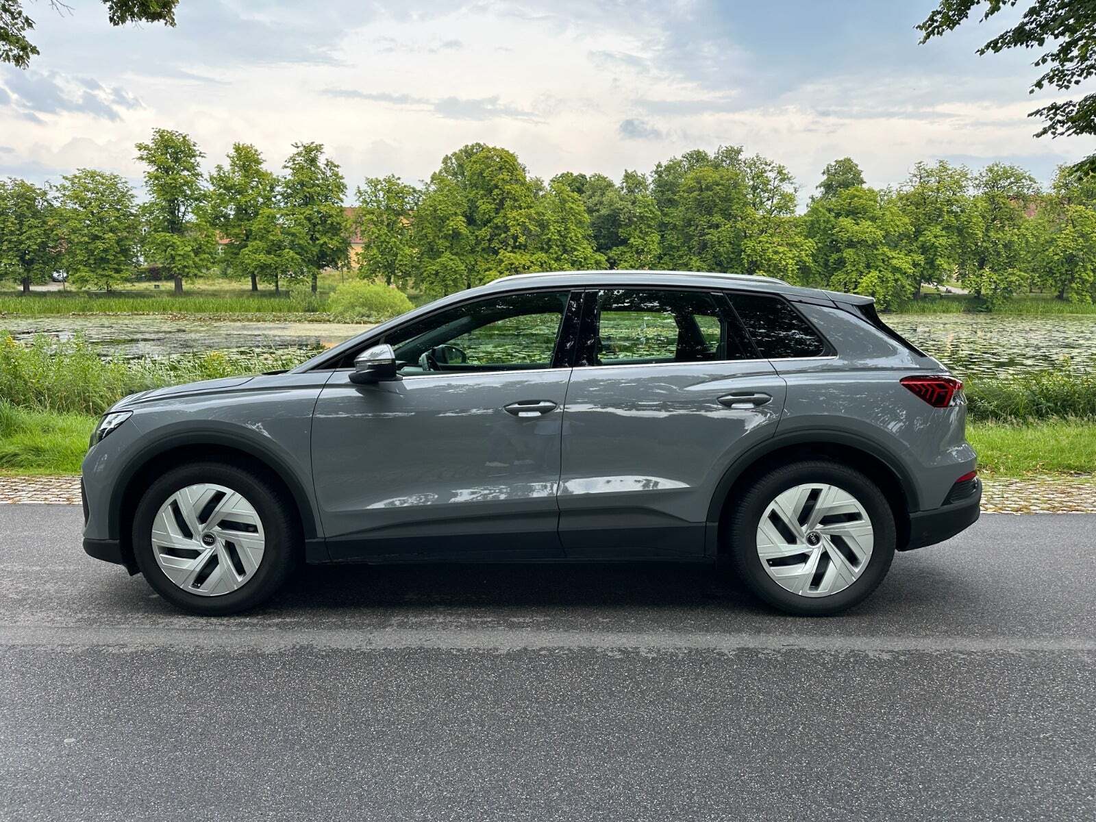 Grå Audi Q4 e-tron fra 2022