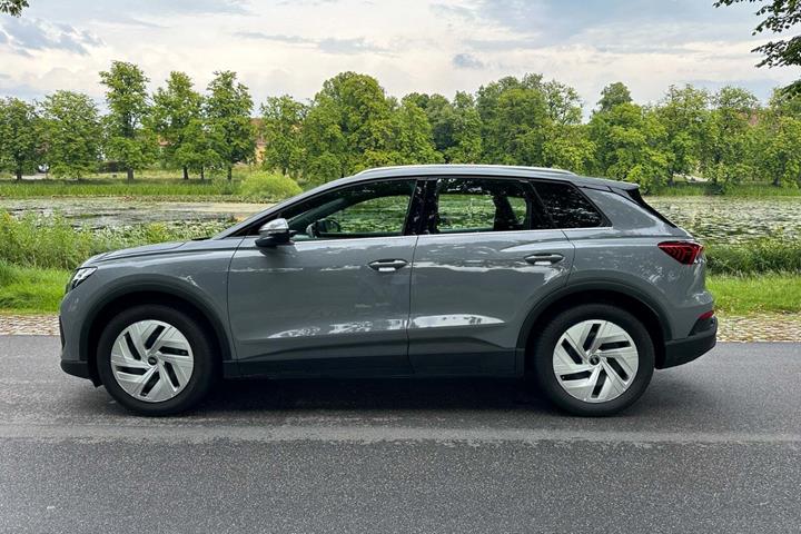 Grå Audi Q4 e-tron fra 2022