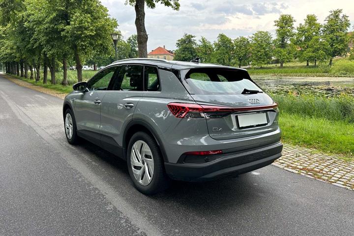 Grå Audi Q4 e-tron fra 2022