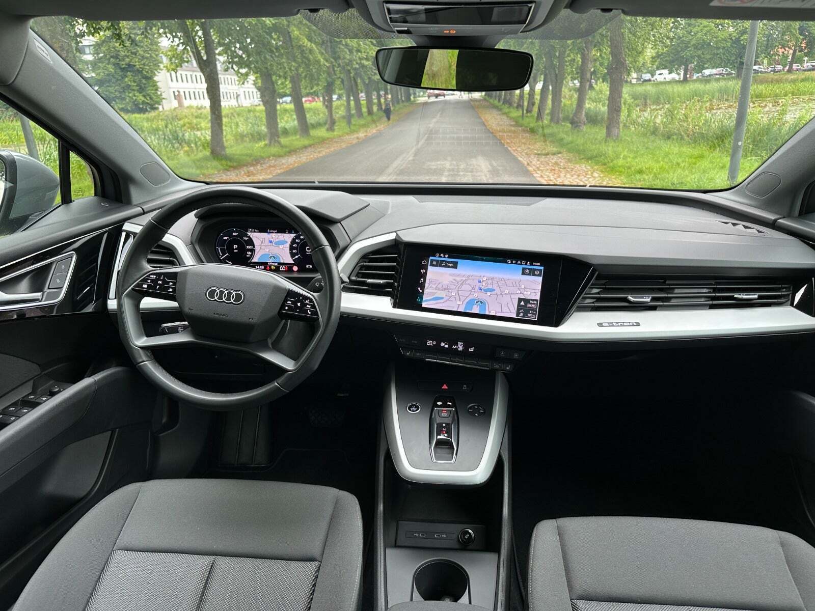 Grå Audi Q4 e-tron fra 2022