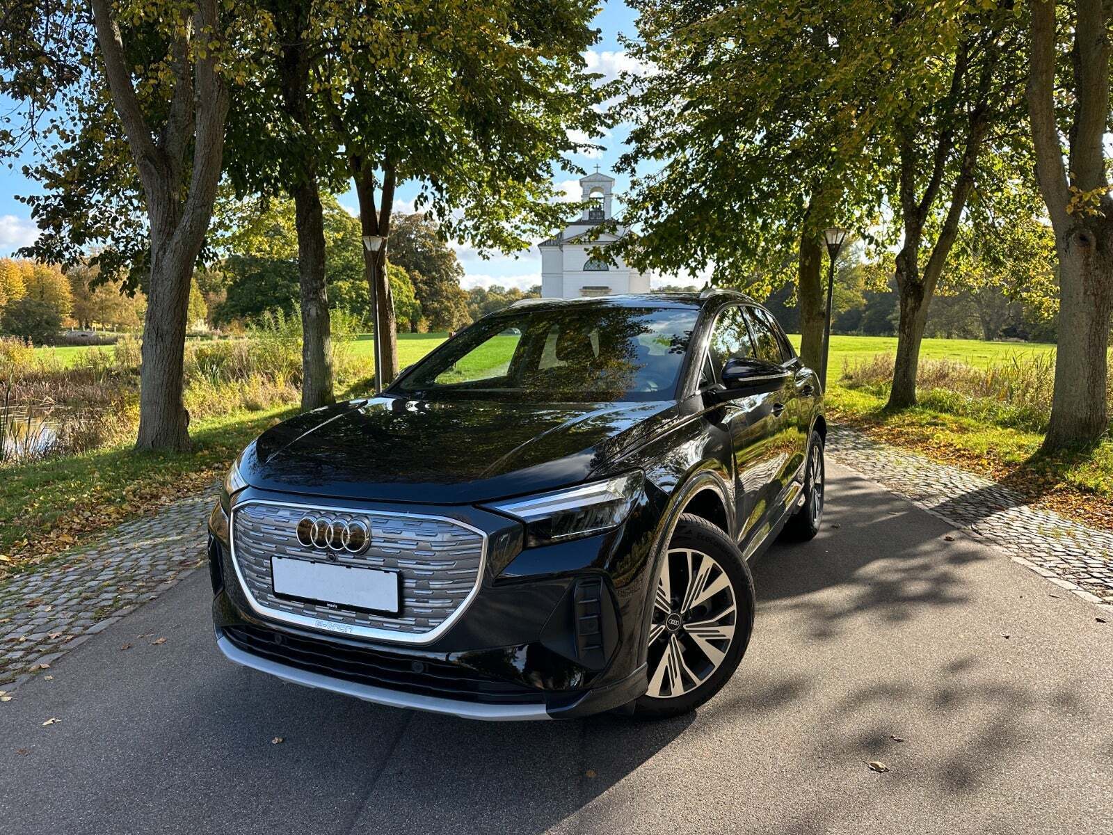 Sort Audi Q4 e-tron fra 2022 set udefra