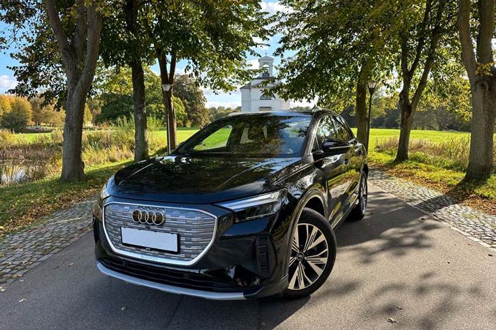 Sort Audi Q4 e-tron fra 2022 set udefra
