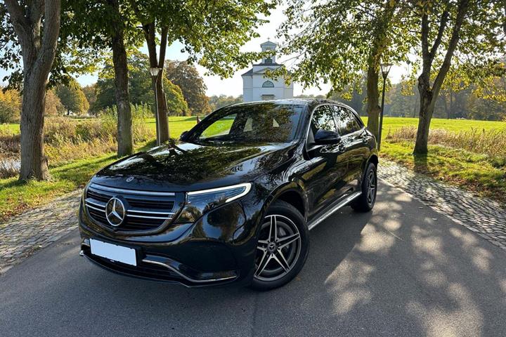 Sort Mercedes EQC400 fra 2021 set udefra