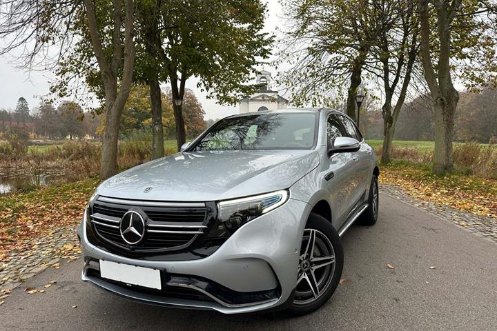 Sølv Mercedes EQC400 fra 2021 set udefra
