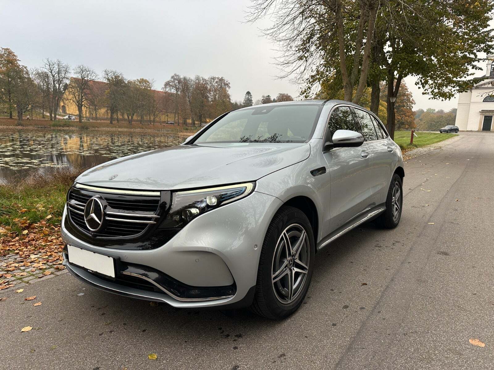 Sølv Mercedes EQC400 fra 2021