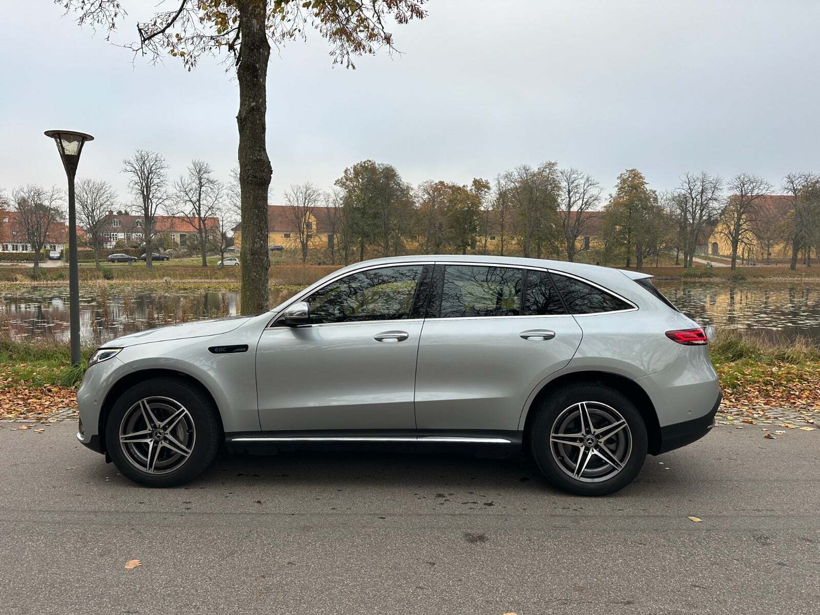 Sølv Mercedes EQC400 fra 2021