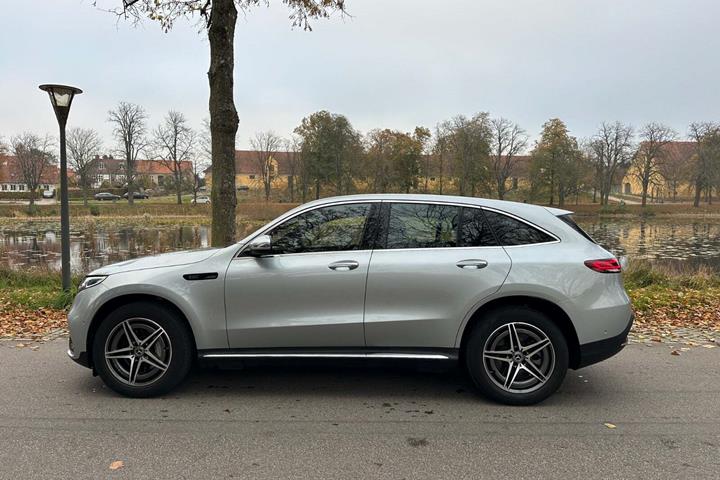 Sølv Mercedes EQC400 fra 2021
